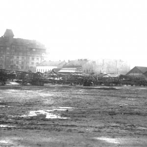 A piac 1910 körül - háttérben a ma is álló Krayer-ház. Fotó: Vydareny Iván (Lehel Csarnok archívum)